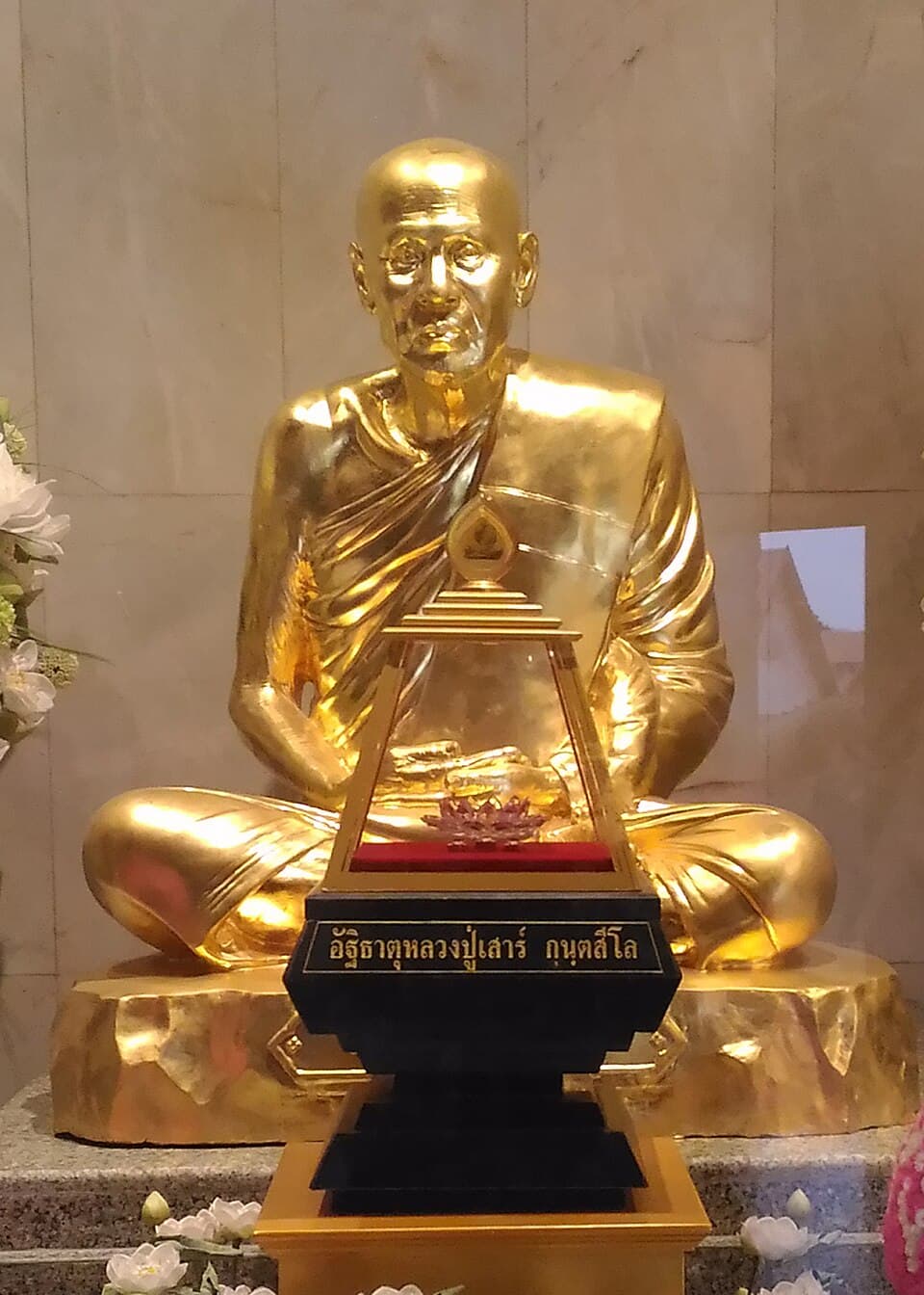 Statue and relics of Luang Pu Sao Kantasīlo at Wat Bodhisombhorn, Udon Thani